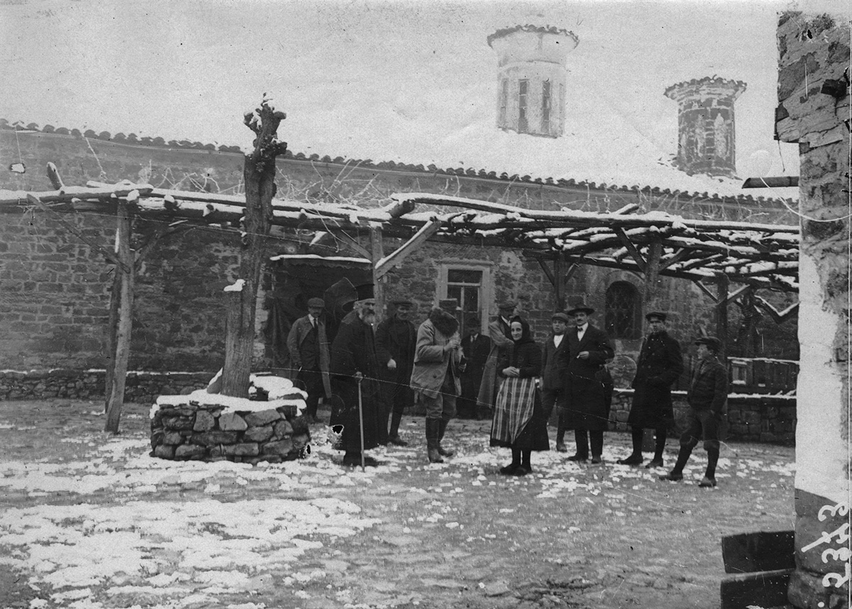 Opérateur K, Sur la route de Koritza à Florina (janvier 1917). Le pope et une nonne du monastère avec les notables et un sous-officier français