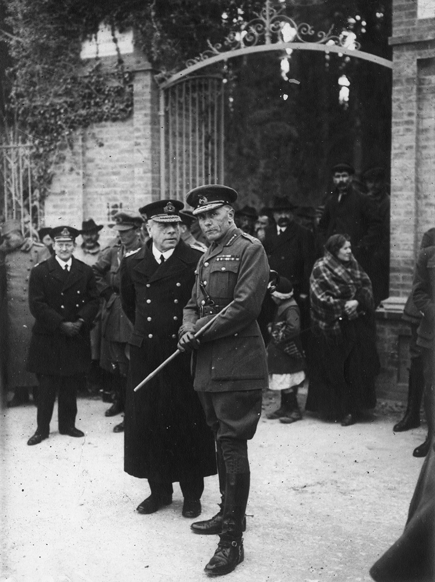Opérateur K, Funérailles de madame Harley, soeur du maréchal French, tuée à Monastir par un éclat d'obus bulgare (10 mars 1917). Le général Milne, commandant en chef des armées anglaises, attend le corps