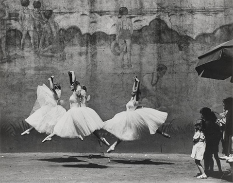 André Kertész, Danseuses de ballet et enfants, New York, juillet 1940