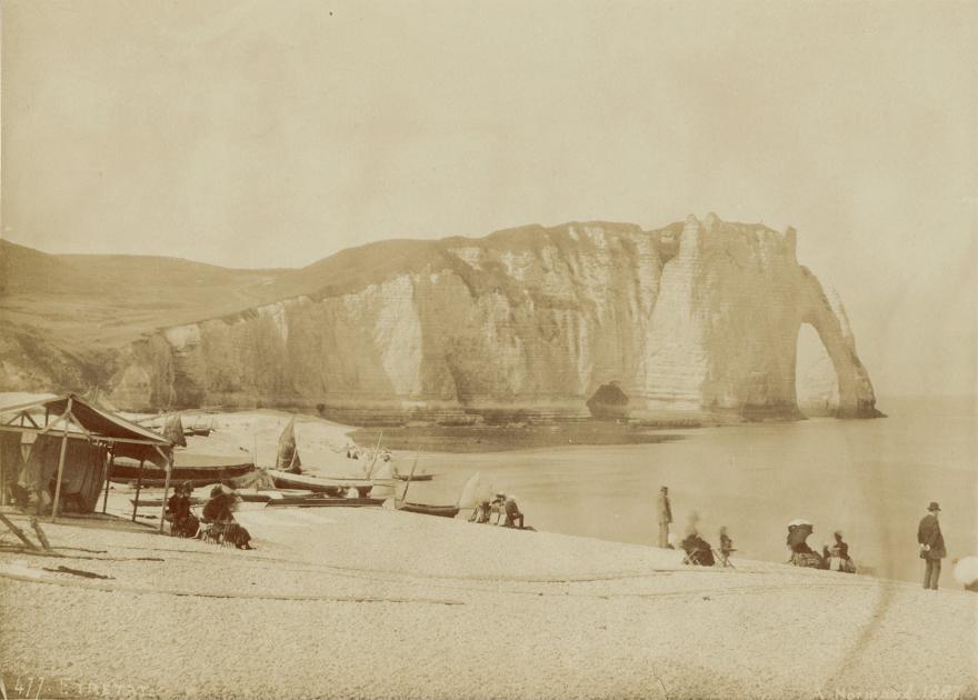 Touristes sur la plage, falaise d'Aval à l'arrière-plan, Etretat, Seine-Maritime, 1887