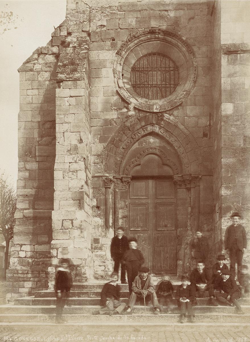 Groupe d'enfants devant la porte gauche de l'église Saint-Pierre-Saint-Paul, Gonesse, Val-d'Oise, 1888